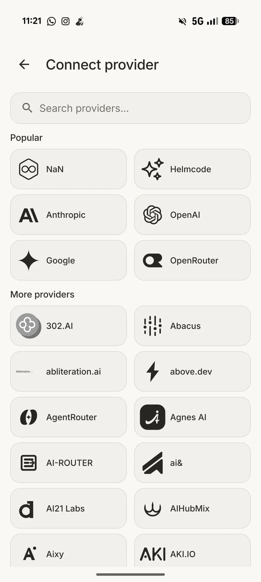 Selector de proveedores con Anthropic, OpenAI, Google y OpenRouter entre las opciones